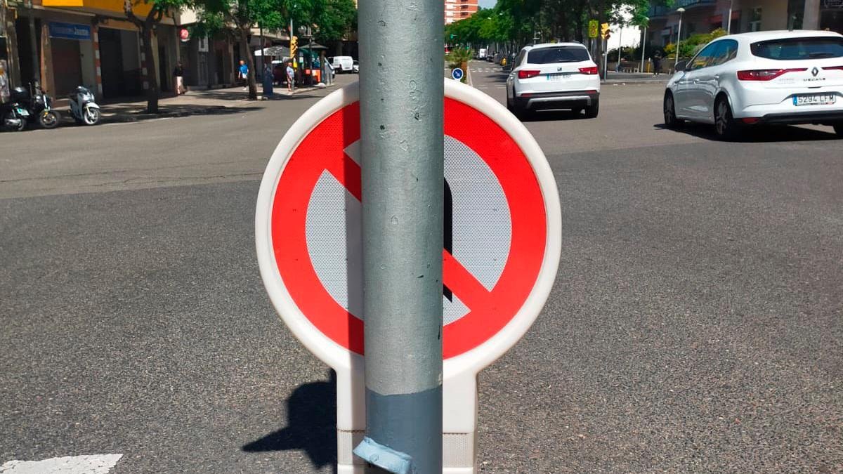 La señal está ubicada en el cruce de Avinguda Catalunya con Rovira i Virgili.