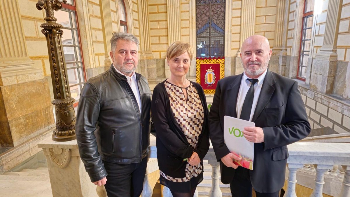 Jaime Duque, a la izquierda, es el edil que ha solicitado el aumento. Aquí, con Judith y Javier Gómez.