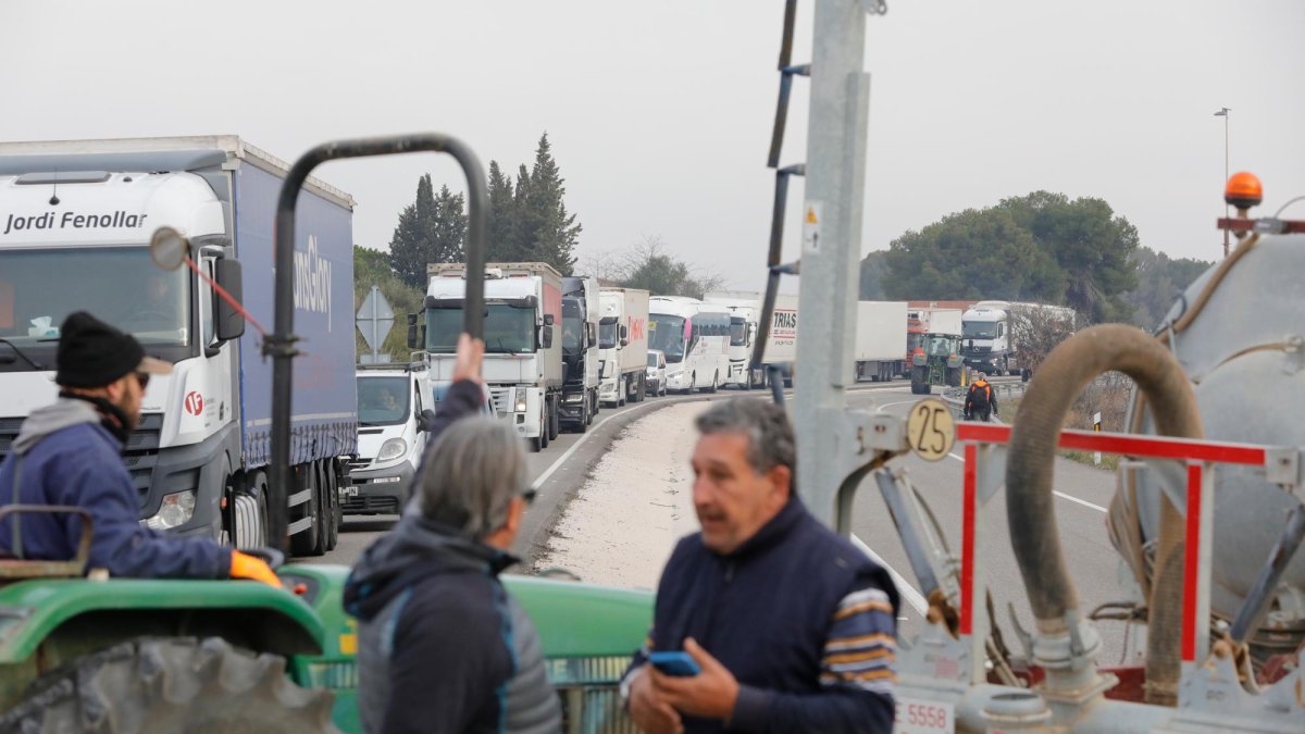 Los cortes provocaron colas y retenciones en algunas de las carreteras del territorio.