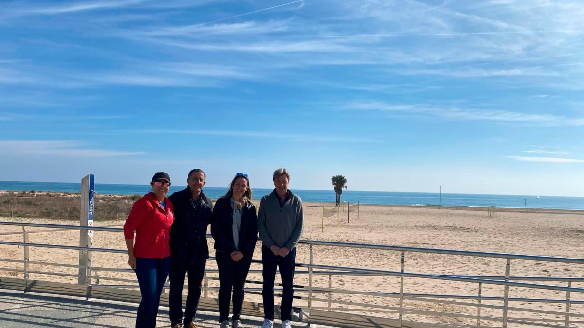 Jana Kabickova, del BT Torredembarra; Carles Vicenç, responsable del tenis playa  de la RFET; Berta Castells, concejala de Deportes; y Javier Soler, director deportivo de la RFET en la playa de la Paella.