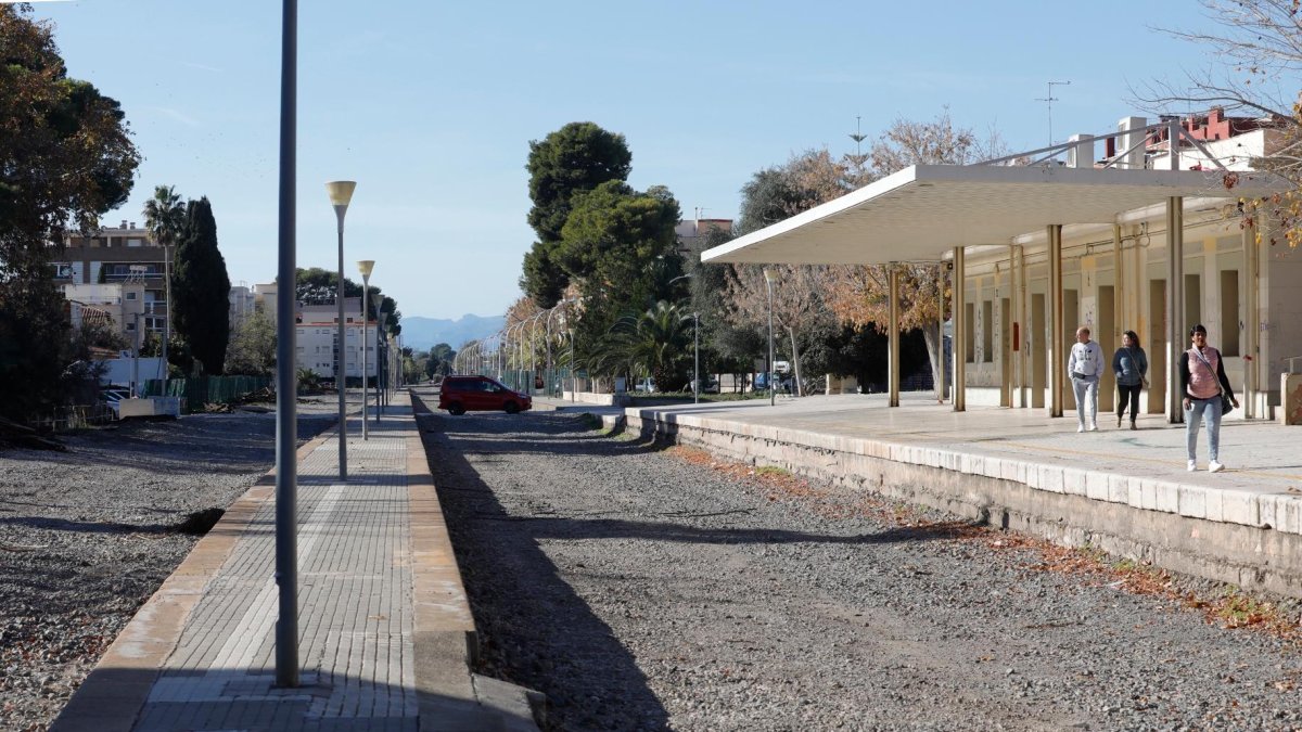Espacio liberado tras el desmantelamiento de las vías del tren, a la altura de la antigua estación de Salou.