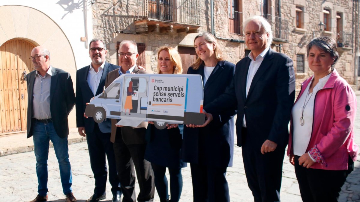 Autoridades presentando la banca móvil en Alpens.