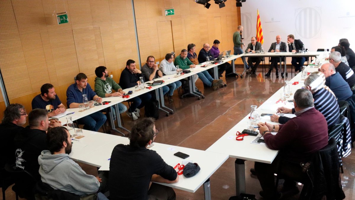 Imagenes de la reunión entre el conseller y los representantes de la agricultura.