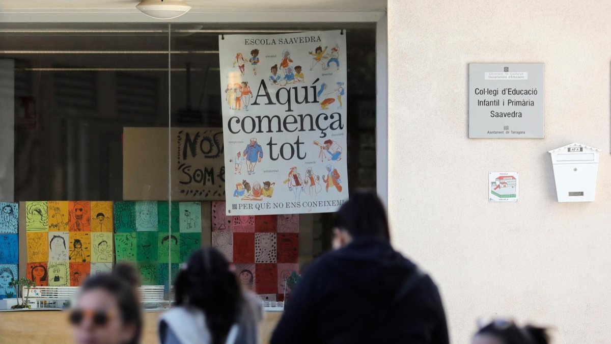 Entrada de la Escola Saavedra donde puede verse la pancarta de la campaña .