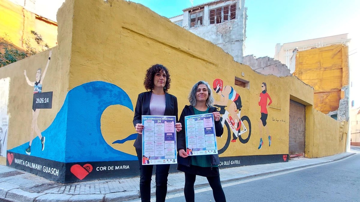 La regidora Débora Fernández (e), amb tota la programació que es tirarà endavant.