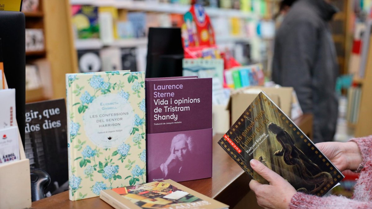 La Llibreria Gaudí de Reus ha col·locat diversos llibres traduïts per Mallafrè al seu aparador.