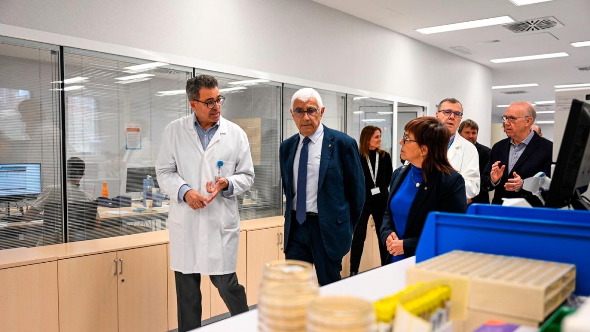 El conseller de Salut, Manel Balcells, ha inaugurat el Laboratori d’Anàlisis Clíniques de l’Hospital Universitari Sant Joan de Reus.