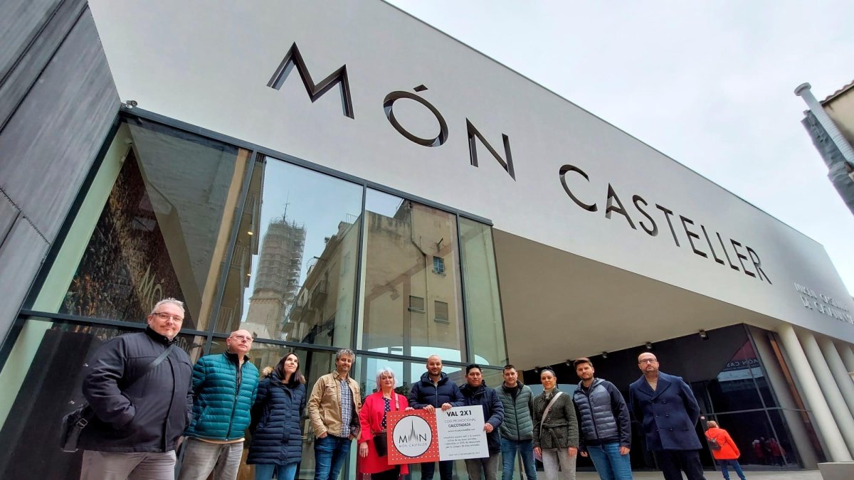 El regidor de Turisme amb els propietaris dels establiments que col·laboren.