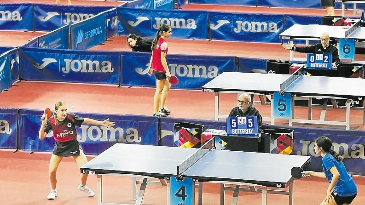 Renata Shypsha (izq), en uno de sus partidos de ayer.