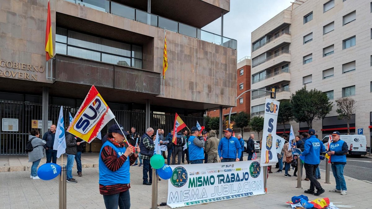 Agentes concentrados frente a la subdelegación del Gobierno en Tarragona.