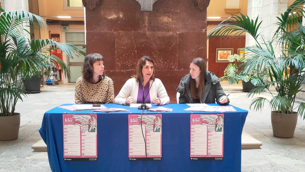 La concejal deIgualtat Polítiques Feministes i LGTBI+, Cecilia Mangini (c) durant la presentación del acto.