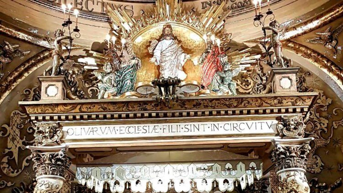 Las columnas del baldaquino de la iglesia de El Vendrell.