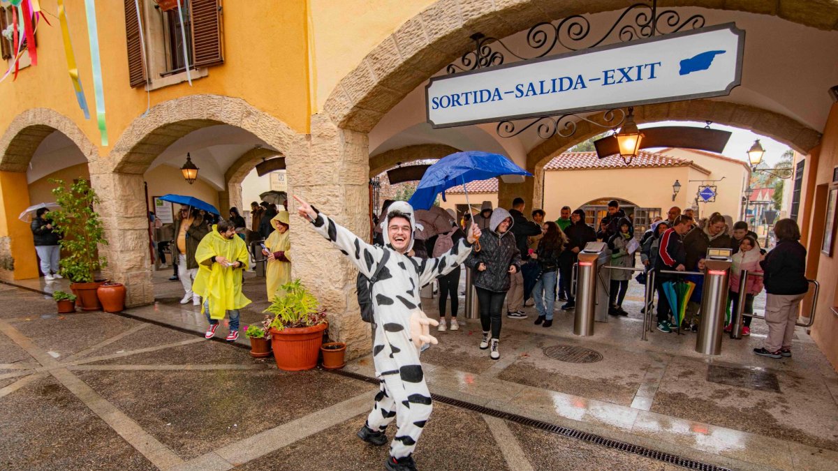Paraguas, chubasqueros y algún que otro disfraz, entre los primeros visitantes de la temporada a PortAventura.