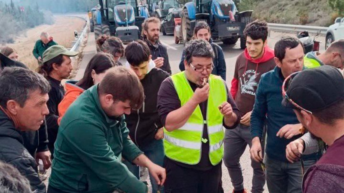 Los payeses, acampados en las carreteras con longanizas y calçotadas incluidas