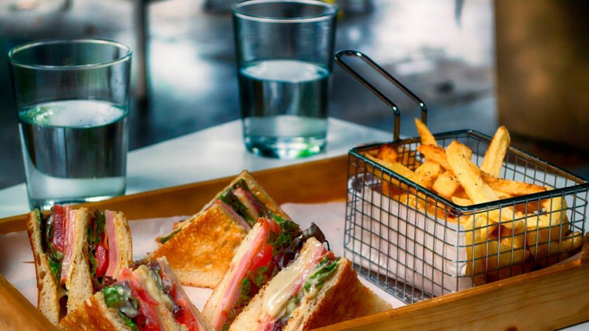 La ingesta de estos alimentos, que suelen ser altos en calorías y en sodio, también se asocia con la depresión