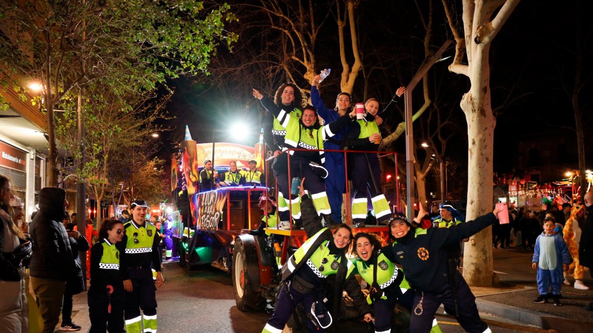 La Penya dels Petes, venidos de La Selva del Camp, durante la rúa de las comparsas realizada ayer en Reus.
