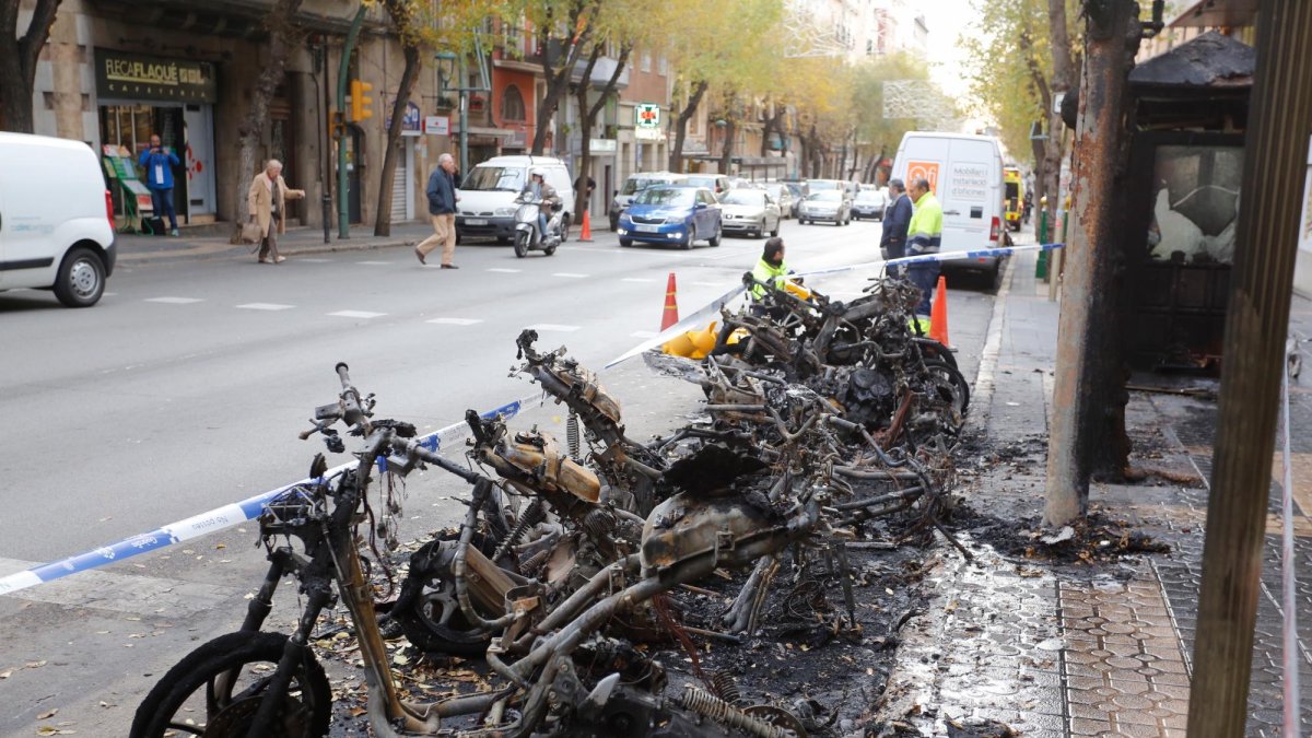 Las motos quemadas en la Rambla Vella de Tarragona el 2017.