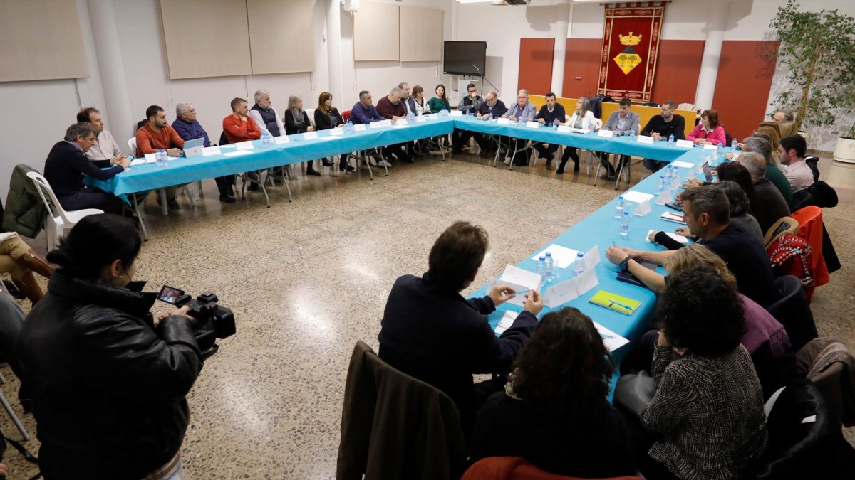 Reunión de ayer miércoles en L’Hospitalet de l’Infant con los alcaldes del Baix Camp, Priorat, la patronal empresarial y la Cambra.