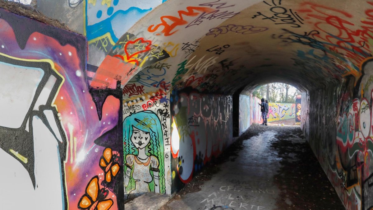 Pasillo que une las dos zonas destinadas a albergar los cañones durante la Guerra Civil. A la izquierda entrada a un pasadizo.