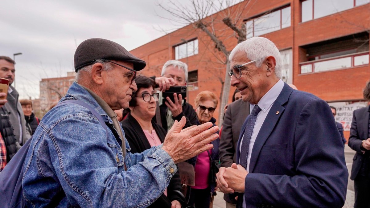 Un vecino hablando con el conseller Balcells, esta mañana, delante del CAP.
