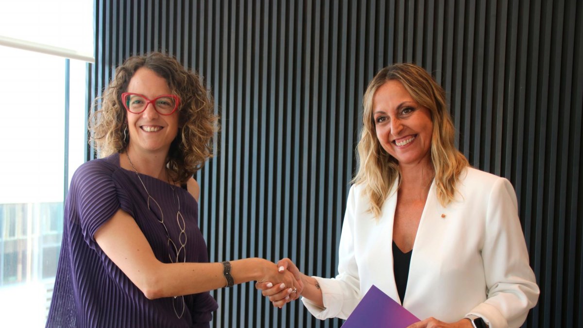 Eva Menor i Tània Verge durant l’intercanvi de cartera.