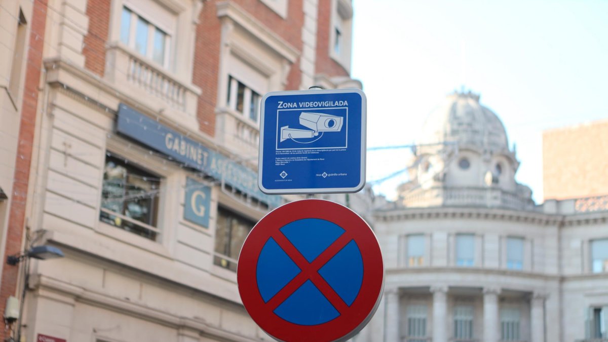 En la zona de calle Llovera y Condesito se prevé sustituir, este 2024, la cámara ya instalada.