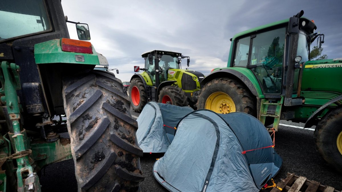 Los agricultores catalanes mantienen este miércoles el bloqueo de las vías de tráfico que cortaron ayer, con la autopista AP-7 como punto más destacado.