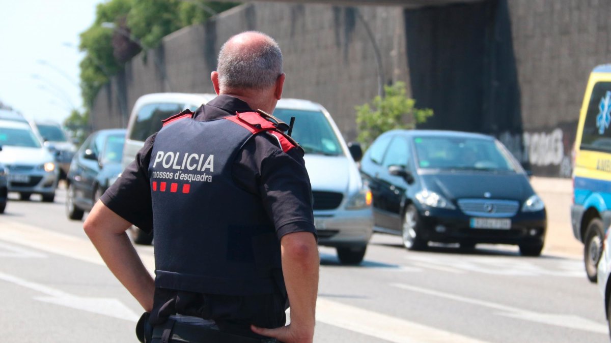 Un agente de los Mossos durante el dispositivo.
