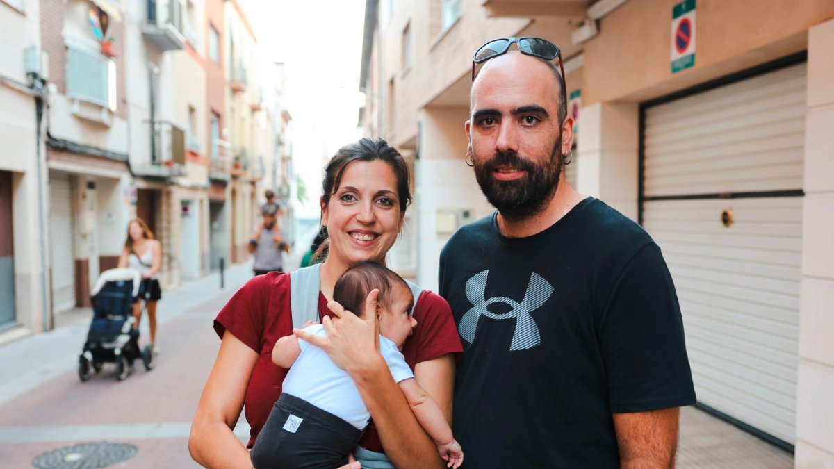 A l’esquerra, Raquel Ferret i Roger de la Cruz amb la seva filla Misericòrdia.