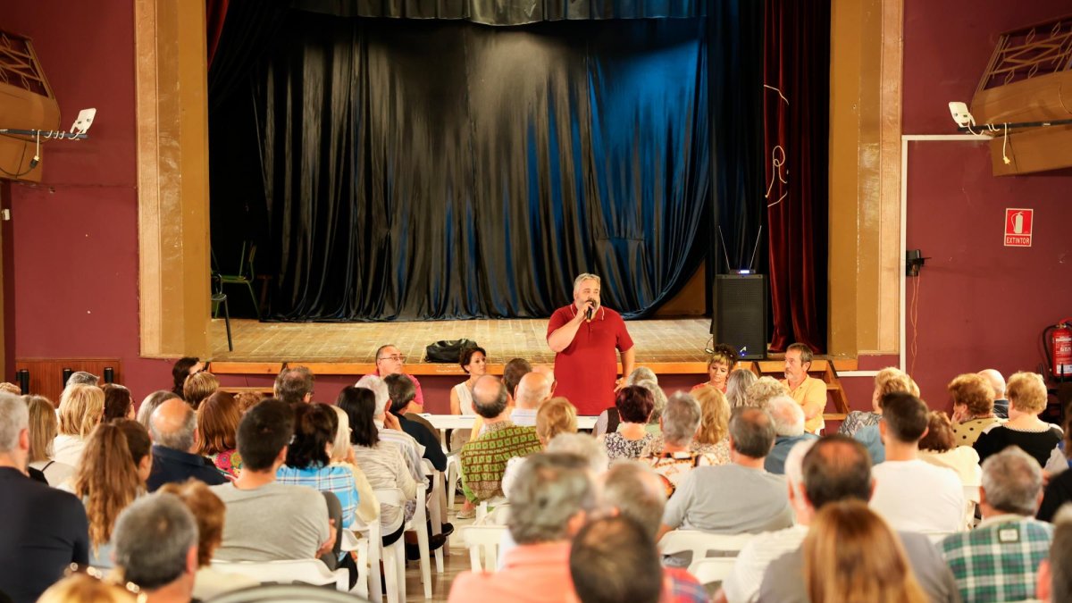 La reunió que es fa fer dimarts a Riudecanyes, amb l’alcalde, Ernest Roigé, al micròfon.