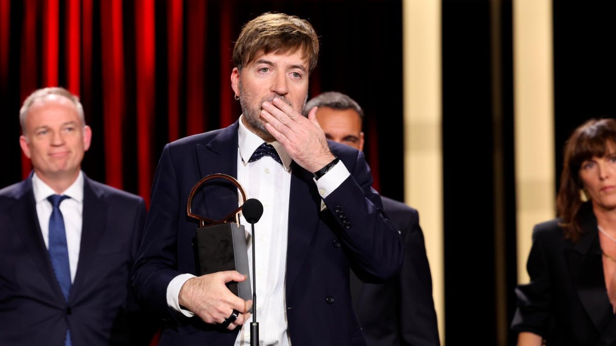 El cineasta Albert Serra recibe junto a su equipo la Concha de Oro a la mejor película este sábado en el 72 Festival de Cine de San Sebastián. ‘Tardes de soledad’, el documental sobre la tauromaquia de Albert Serra centrado en el torero peruano Andrés Roca.