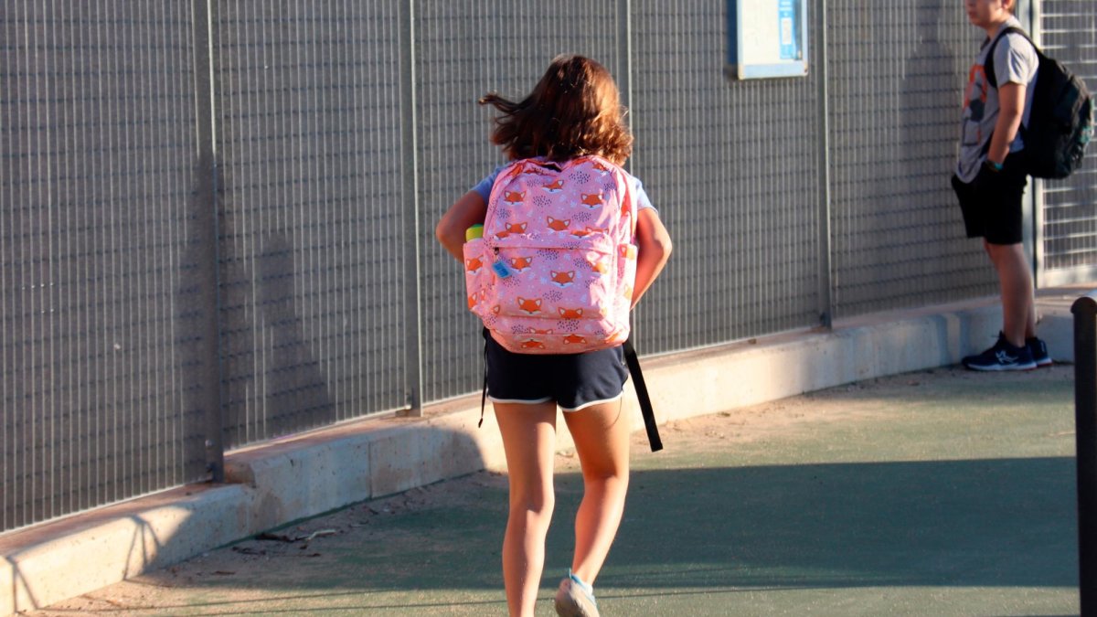 Alumnes de l’escola La Vitxeta de Reus, en el primer dia de classe, aquest dilluns 9 de setembre.