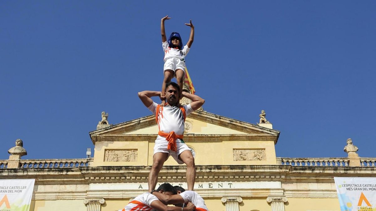 Figura dels Govindas de Mumbay durant la segona edició de la Diada Castellera Internacional.