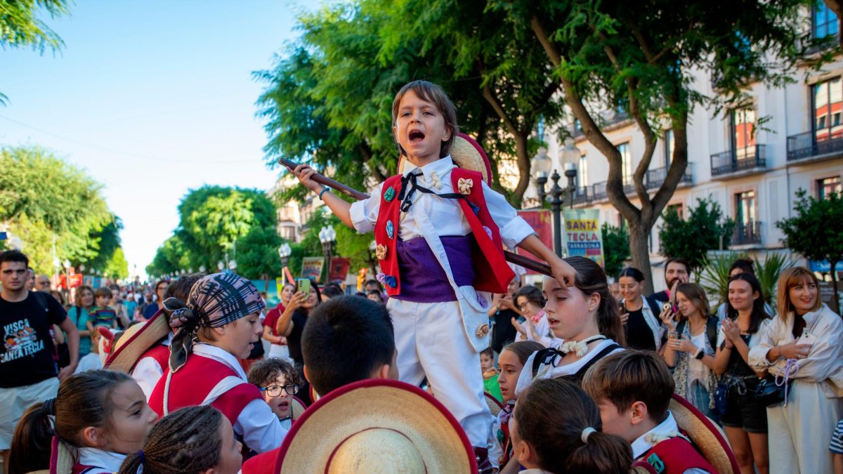 Ball de Pastorets Petit, los bailes infantiles se apoderaron de la Rambla Nova y demostraron que el folklore tiene cantera.