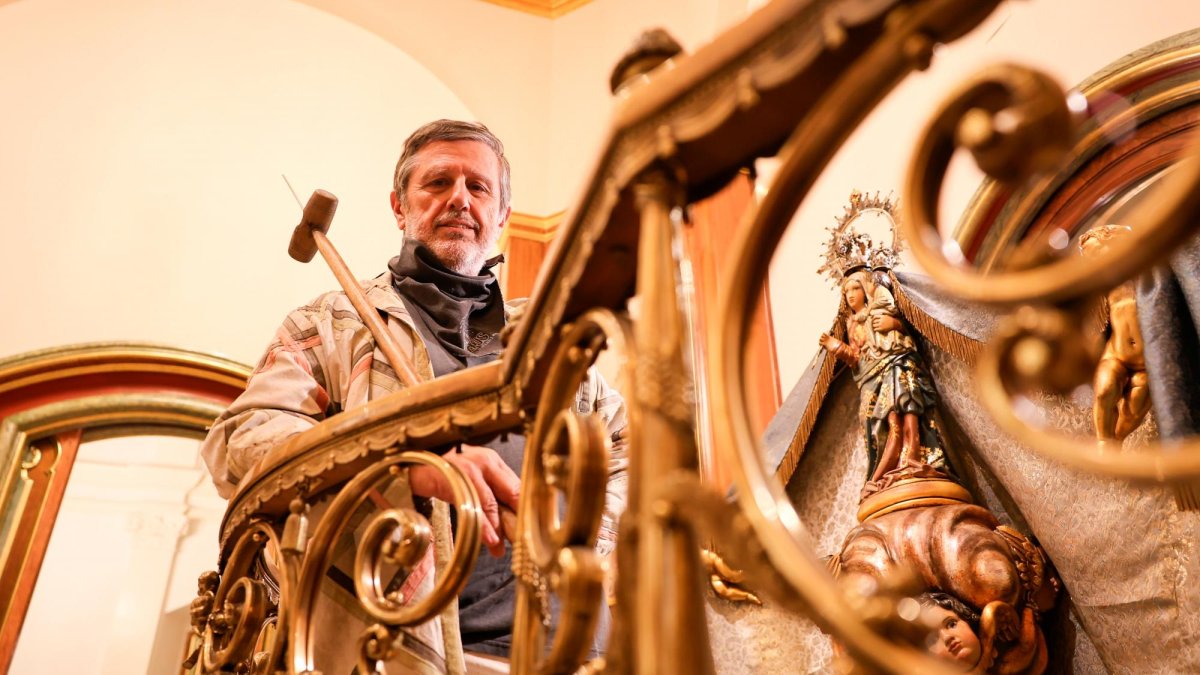 Colom, al cambril de la Mare de Déu de Misericòrdia, amb la seva imatge.