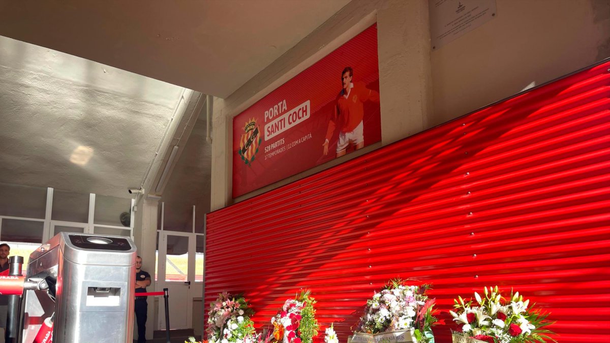 La puerta del Nou Estadi que lleva el nombre de Santi Coch.