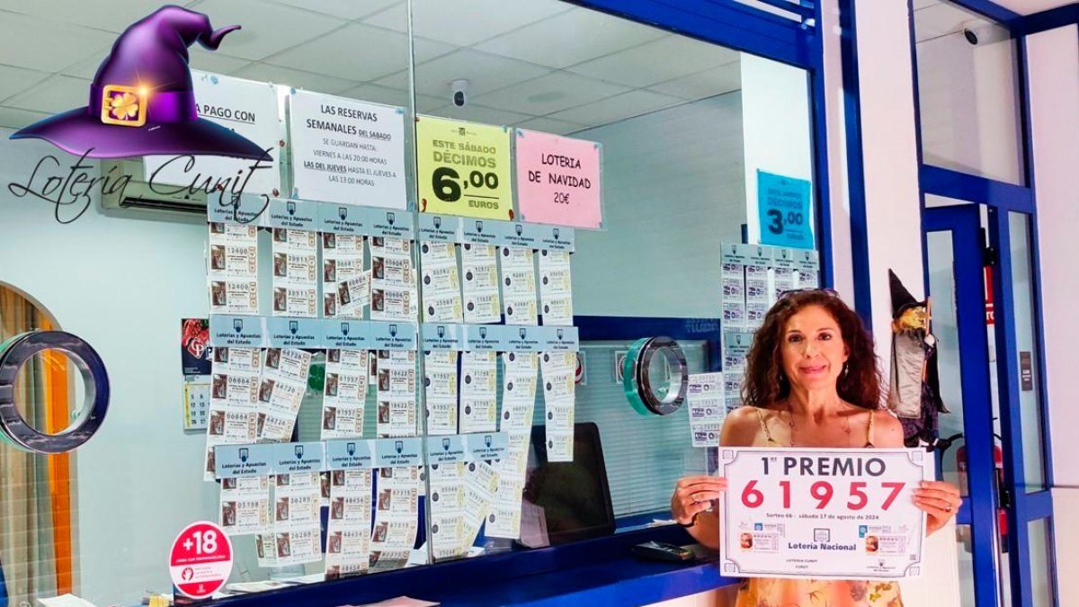 Lourdes Longo, en una imagen reciente con un premio de la Lotería Nacional que tocó en su administración.
