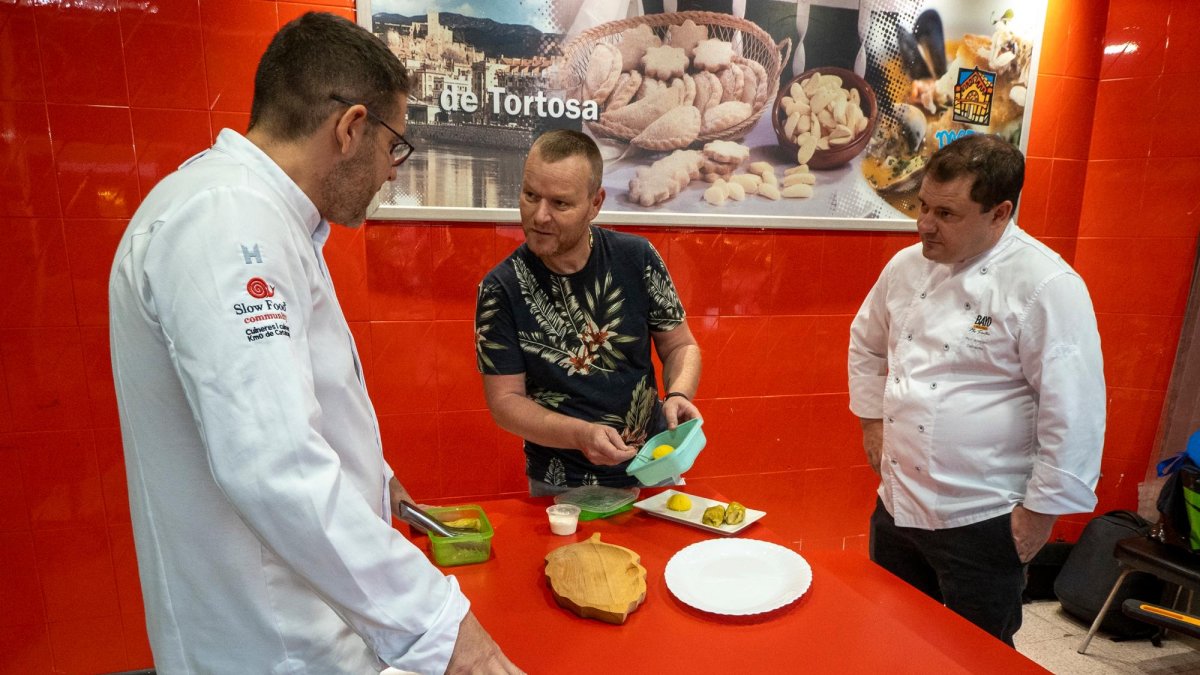 Dos xefs amb estrella Michelin, Vicent Guimerà de L’Antic Molí i Pep Moreno del Deliranto, donant consells als restauradors.