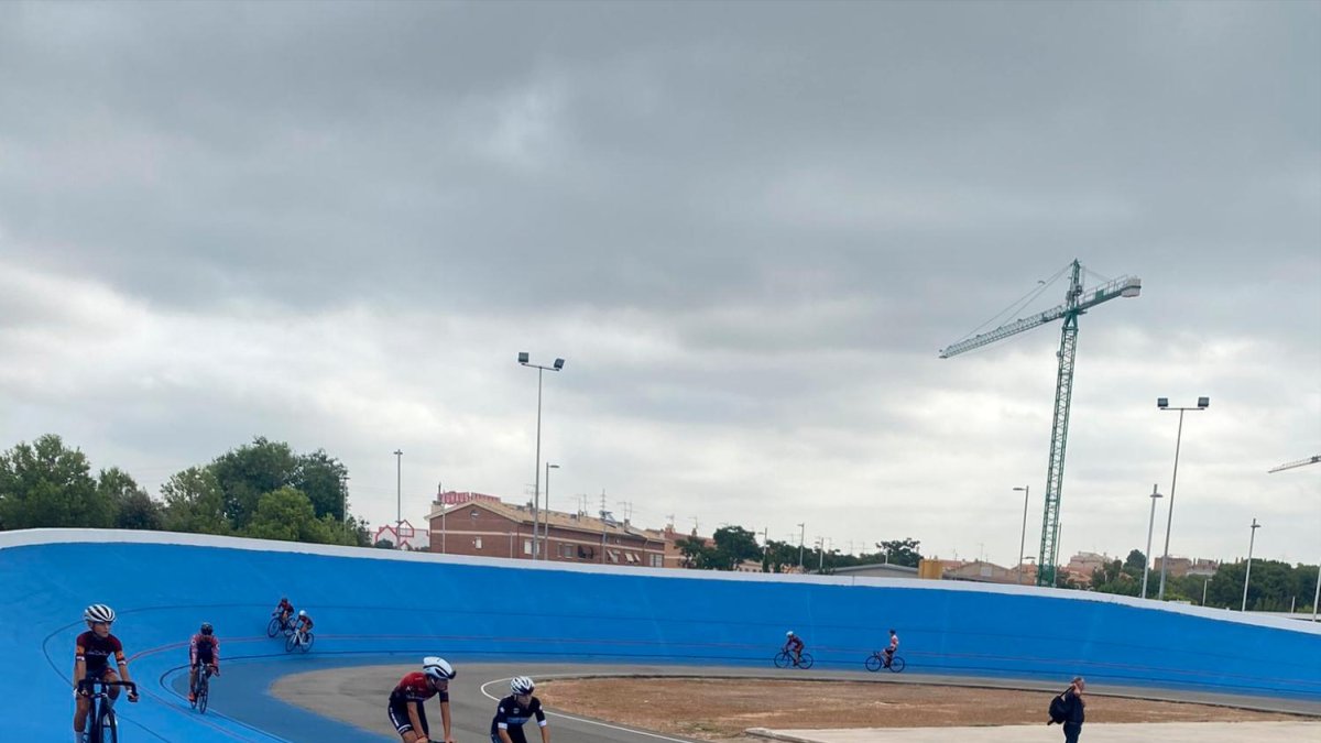 Algunos ciclistas probando la pista del nuevo velódromo de la ciudad.
