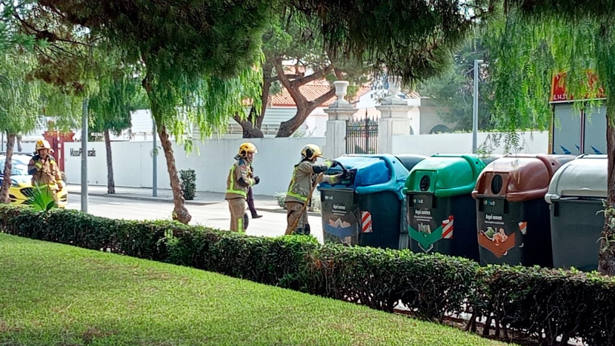 Los bomberos mojan el contenedor de papel en Comna-ruga.