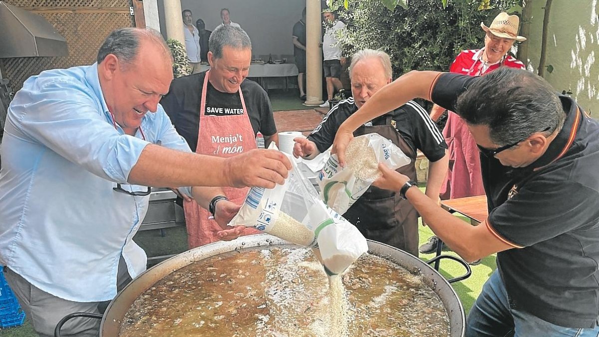 Antonio Naranjo, a la izquierda, y Roncero a la derecha reciben lecciones de como echar le arroz.