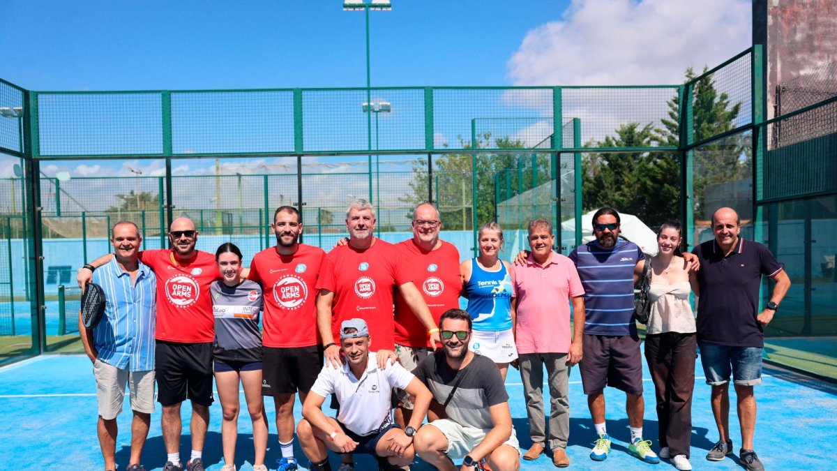 Participantes y organizadores tras un partido de pádel.