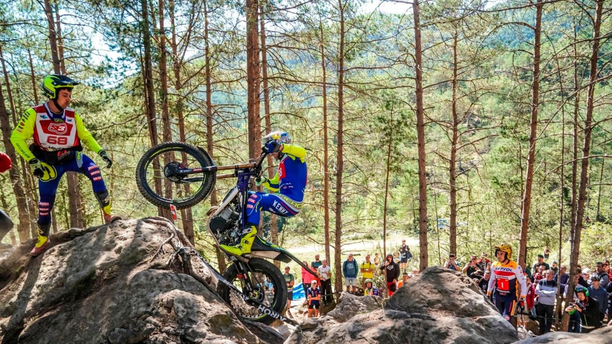 Adam Raga, en una de las zonas de Ripoll subido a su Sherco.