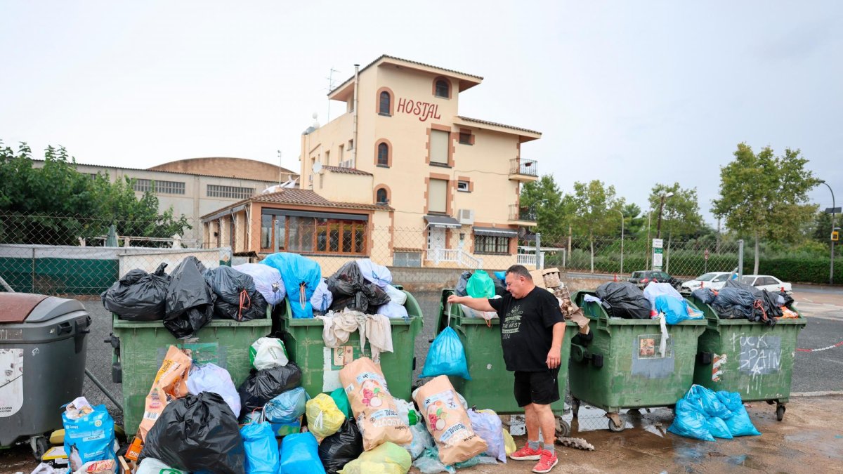 Kilos de basura se acumulan en las calles por la huelga de Secomsa