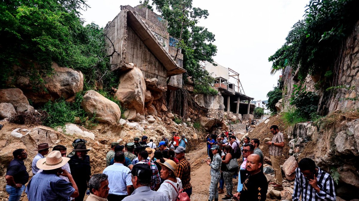 Autoridades municipales y habitantes recorren el canal del río del Camarón donde supervisan la limpieza de los canales por las lluvias del huracán 'Jhon', este lunes, en el ciudad de Acapulco (México).