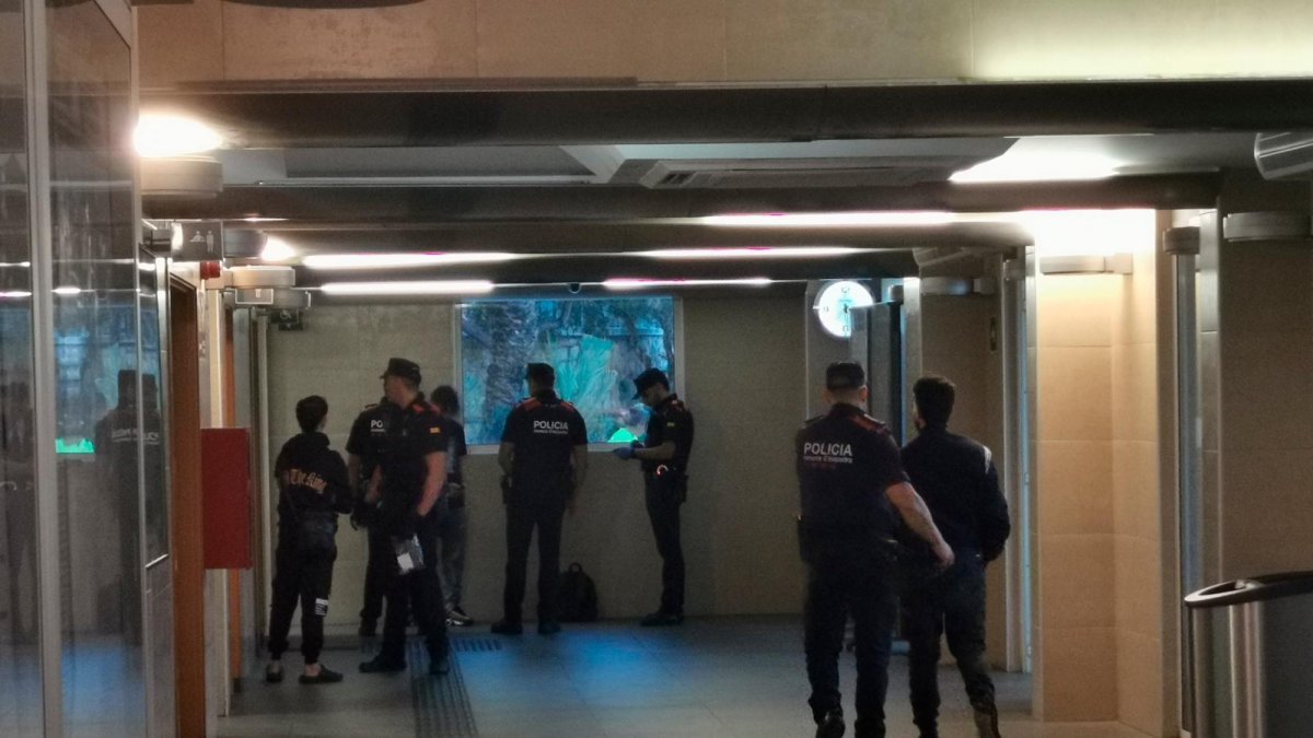 Los agentes, registrando a varias personas en la estación de tren, esta tarde de lunes.