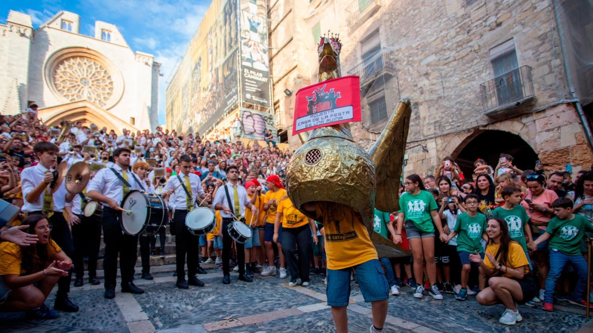 Una Baixadeta multitudinaria llena las calles de la Part Alta de Tarragona