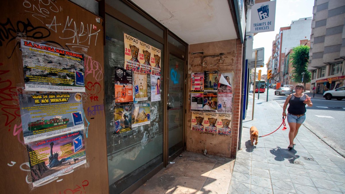 Este local de Estanislau Figueres acoge capas y capas de carteles de toda índole.