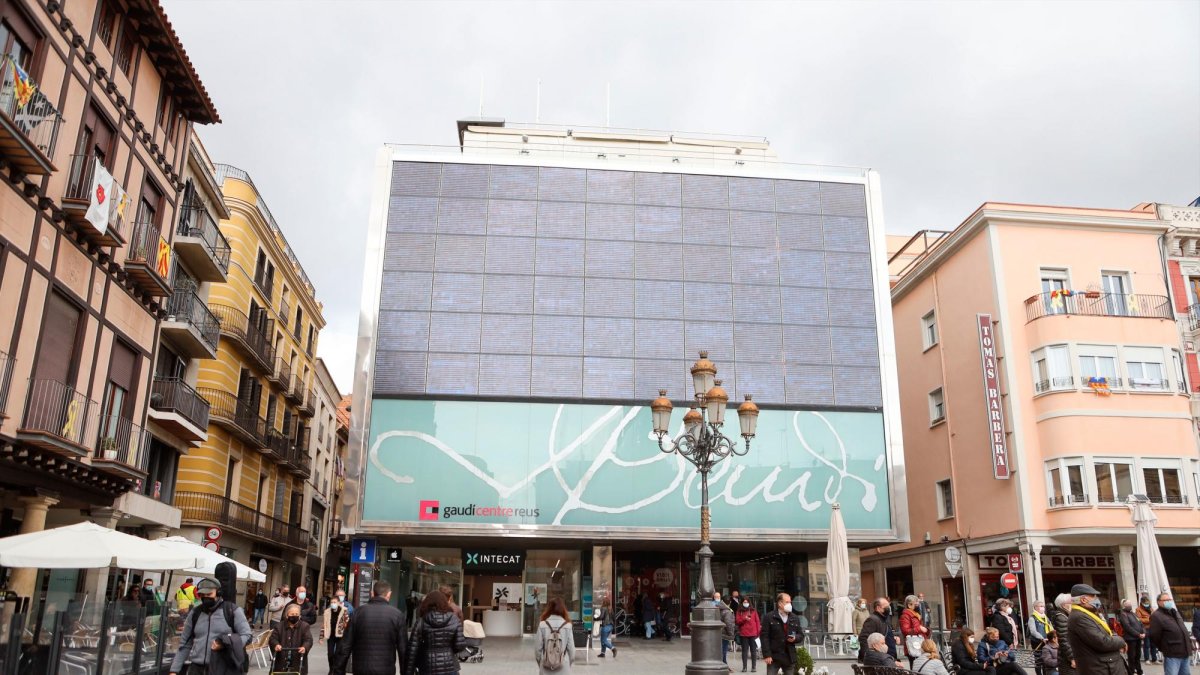 El establecimiento, de titularidad municipal, ocupa la parte superior del Gaudí Centre.
