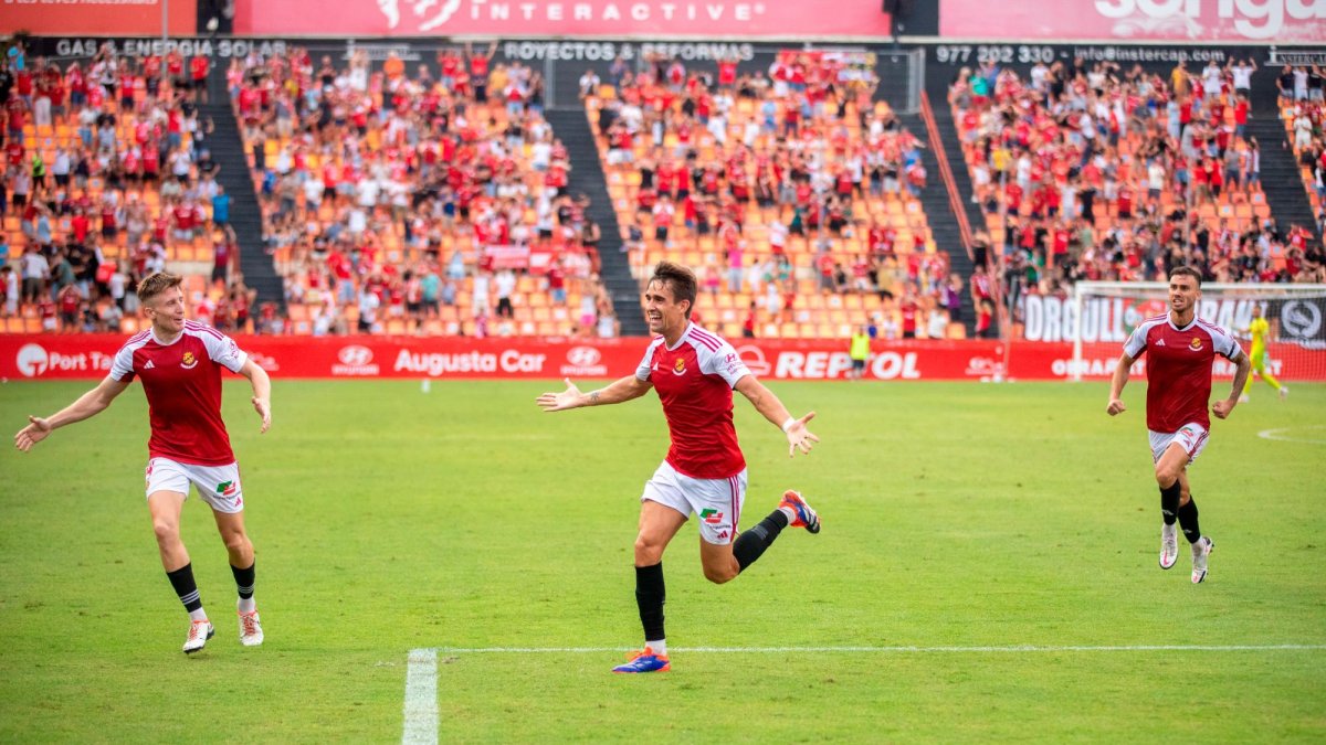 Ander Gorostidi celebra el tanto conseguido ante el Sestao River.